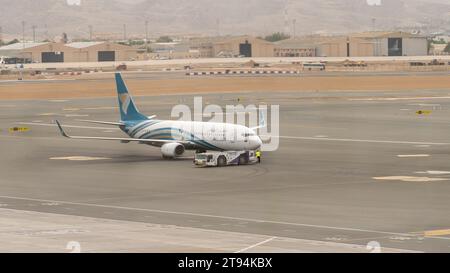 Muscat, oman- 21 novembre 2023 : l'avion d'oman s'apprête à décoller de l'aéroport international de mascate Banque D'Images