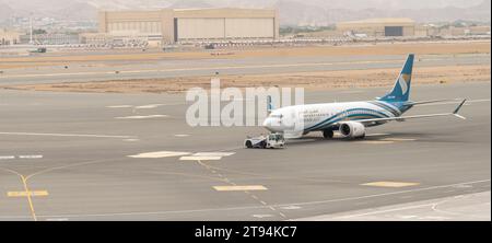 Muscat, oman- 21 novembre 2023 : l'avion d'oman s'apprête à décoller de l'aéroport international de mascate Banque D'Images