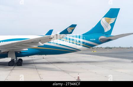 Muscat, oman- 21 novembre 2023 : plusieurs avions oman à l'aéroport international de muscat Banque D'Images