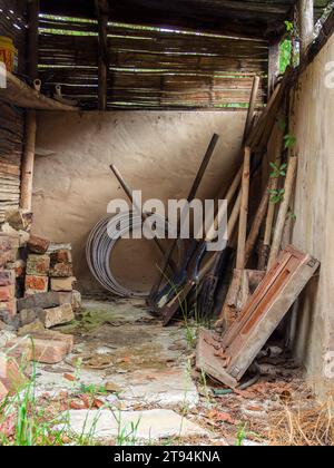 Vue plus rapprochée des outils et des objets assortis dans un petit hangar rustique et très détérioré dans une ferme près de la ville coloniale de Villa de Leyva dans Centr Banque D'Images