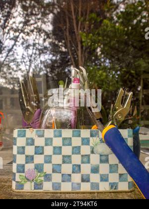 Une boîte à biscuits avec des outils à bijoux contre une fenêtre en sorcière une forêt est reflétée, dans une ferme près de la ville coloniale de Villa de Leyva dans le centre de Co Banque D'Images