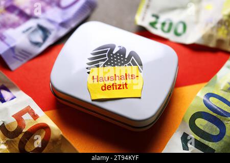 FOTOMONTAGE, Box mit Bundesadler und Preisetikett mit Aufschrift Haushaltsdefizit *** FOTOMONTAGE, boîte avec aigle fédéral et étiquette de prix avec inscription déficit budgétaire crédit : Imago/Alamy Live News Banque D'Images