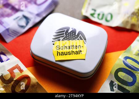 FOTOMONTAGE, Box mit Bundesadler und Preisetikett mit Aufschrift Schattenhaushalt *** FOTOMONTAGE, boîte avec aigle fédéral et étiquette de prix avec inscription Shadow budget Credit : Imago/Alamy Live News Banque D'Images