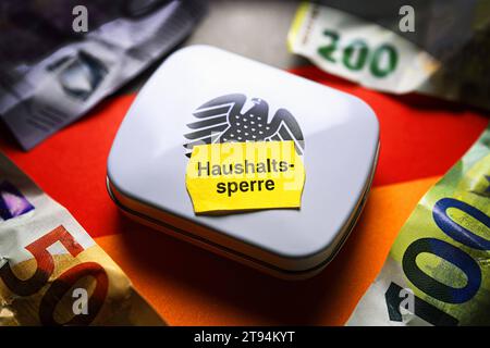FOTOMONTAGE, Box mit Bundesadler und Preisetikett mit Aufschrift Haushaltssperre *** FOTOMONTAGE, boîte avec aigle fédéral et étiquette de prix avec l'inscription Haushaltssperre crédit : Imago/Alamy Live News Banque D'Images