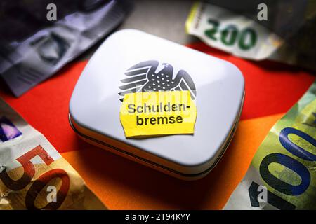 FOTOMONTAGE, Box mit Bundesadler und Preisetikett mit Aufschrift Schuldenbremse *** FOTOMONTAGE, boîte avec aigle fédéral et étiquette de prix avec l'inscription Schuldenbremse frein de dette crédit : Imago/Alamy Live News Banque D'Images