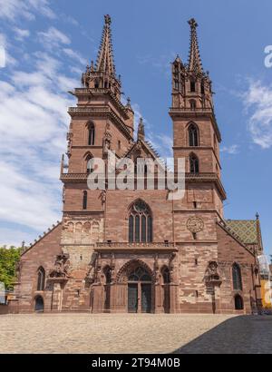 Basel Minster avec parvis en été Banque D'Images