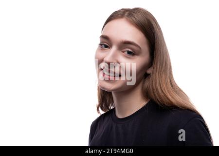 Mignonne adolescente sly aux cheveux clairs dans un T-shirt noir Banque D'Images