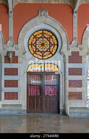 Istanbul, Turquie - 18 octobre 2023 : entrée de la célèbre gare ferroviaire Sirkeci à Istanbul d'où l'Orient Express opérait au 19e siècle Banque D'Images