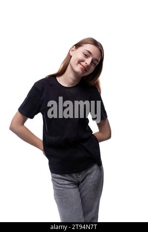 Une fille de 15 ans aux cheveux bruns porte un T-shirt noir basique Banque D'Images