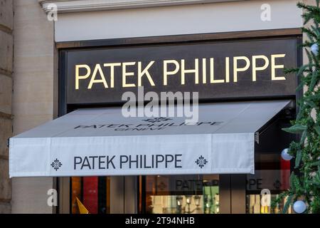 Enseigne de la boutique Patek Philippe située place Vendôme à Paris. Patek Philippe est une entreprise suisse spécialisée dans l’horlogerie de luxe Banque D'Images