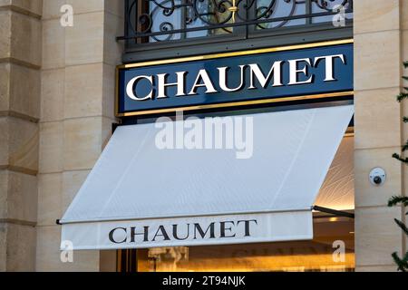 Enseigne du magasin Chaumet situé place Vendôme à Paris. Chaumet est une société française spécialisée dans les bijoux et montres de luxe Banque D'Images