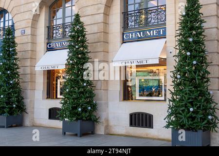 Vue extérieure du magasin Chaumet situé place Vendôme à Paris. Chaumet est une société française spécialisée dans les bijoux et montres de luxe Banque D'Images