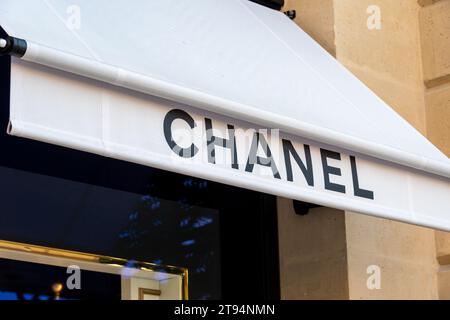 Auvent de la boutique Chanel située place Vendôme à Paris, France. Chanel est une entreprise française spécialisée dans le luxe Banque D'Images