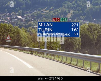 Panneaux routiers sur l'autoroute française pour rejoindre les villes italiennes par le tunnel du Mont blanc Banque D'Images