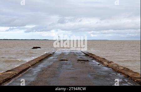 Passage du Gois coupé de l'île de Noirmoutier à cause de la marée haute. Banque D'Images