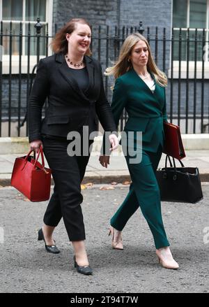 Londres, Royaume-Uni. 22 novembre 2023. La secrétaire à l'éducation, Gillian Keegan, et Laura Trott, secrétaire en chef du Trésor, quittent le cabinet après la réunion hebdomadaire au numéro 10, Downing Street à Londres. Crédit : SOPA Images Limited/Alamy Live News Banque D'Images