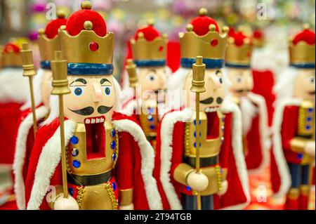 Décorations de Noël mis sur l'étagère dans le casse-noisette de magasin de jouets Banque D'Images