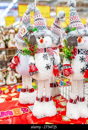 Jouets de décorations de Noël affichés sur l'étagère bonhomme de neige Banque D'Images