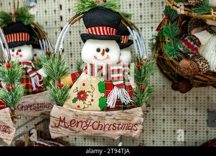 Jouets de décorations de Noël affichés sur l'étagère bonhomme de neige Banque D'Images