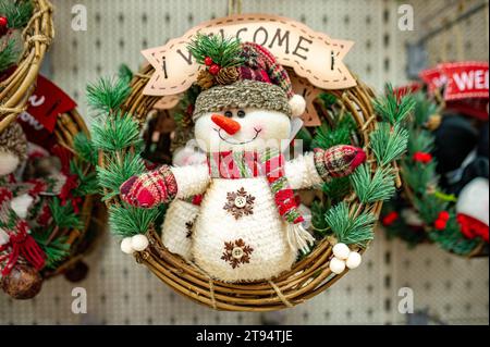 Jouets de décorations de Noël affichés sur l'étagère bonhomme de neige Banque D'Images