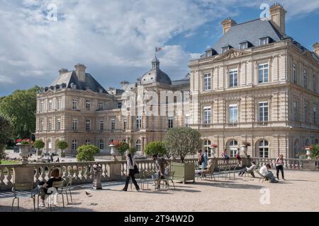 Le Palais du Luxembourg est un château du 6e arrondissement de Paris, entouré d'un parc baroque original du début du 17e siècle Banque D'Images