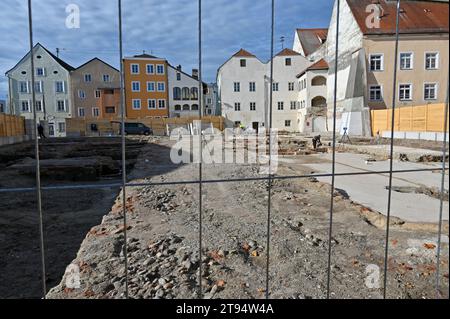 Lieu de naissance d'Hitler - reconstruction et, sur la place derrière elle, une extension pour le poste de police et le commandement de la police du district - le monument commémoratif Banque D'Images