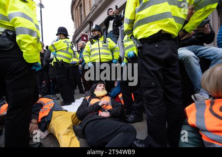 Londres, Royaume-Uni. 22 novembre 2022. Les manifestants de Just Stop Oil étaient de retour à Trafalgar Square à Londres aujourd'hui pour leur troisième jour de manifestants. Alors qu'ils tentaient de s'asseoir sur la route et de bloquer la circulation, ils ont été rapidement arrêtés par la police du met. Un certain nombre de manifestants ont été menottés et emmenés dans des camionnettes de la police. La peine maximale encourue pour obstruction délibérée d ' une autoroute en Angleterre et au pays de Galles est de 51 semaines de prison. Les contrevenants peuvent également être condamnés à une amende. Just Stop Oil a été décrit comme un « groupe de résistance civile non violent exigeant du gouvernement britannique qu'il cesse d'autoriser tous les nouveaux projets pétroliers, gaziers et charbonniers. Dans J Banque D'Images