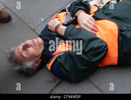 Londres, Royaume-Uni. 22 novembre 2022. Les manifestants de Just Stop Oil étaient de retour à Trafalgar Square à Londres aujourd'hui pour leur troisième jour de manifestants. Alors qu'ils tentaient de s'asseoir sur la route et de bloquer la circulation, ils ont été rapidement arrêtés par la police du met. Un certain nombre de manifestants ont été menottés et emmenés dans des camionnettes de la police. La peine maximale encourue pour obstruction délibérée d ' une autoroute en Angleterre et au pays de Galles est de 51 semaines de prison. Les contrevenants peuvent également être condamnés à une amende. Just Stop Oil a été décrit comme un « groupe de résistance civile non violent exigeant du gouvernement britannique qu'il cesse d'autoriser tous les nouveaux projets pétroliers, gaziers et charbonniers. Dans J Banque D'Images