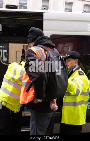 Londres, Royaume-Uni. 22 novembre 2022. Les manifestants de Just Stop Oil étaient de retour à Trafalgar Square à Londres aujourd'hui pour leur troisième jour de manifestants. Alors qu'ils tentaient de s'asseoir sur la route et de bloquer la circulation, ils ont été rapidement arrêtés par la police du met. Un certain nombre de manifestants ont été menottés et emmenés dans des camionnettes de la police. La peine maximale encourue pour obstruction délibérée d ' une autoroute en Angleterre et au pays de Galles est de 51 semaines de prison. Les contrevenants peuvent également être condamnés à une amende. Just Stop Oil a été décrit comme un « groupe de résistance civile non violent exigeant du gouvernement britannique qu'il cesse d'autoriser tous les nouveaux projets pétroliers, gaziers et charbonniers. Dans J Banque D'Images