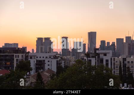 Tel Aviv, Israël - 6 octobre 2023 - vue aérienne de tel Aviv au coucher du soleil. Skyrapers et rues vus du quartier financier de la ville. Banque D'Images