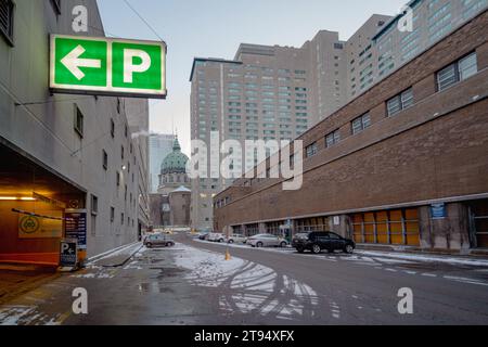 Montréal, Québec, Canada - 26 février 2023 : l'entrée d'un parking a été prise sur une fin d'après-midi hivernale sombre Banque D'Images