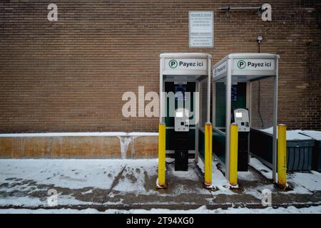 Montréal, Québec, Canada - 26 février 2023 : deux cabines téléphoniques prises en fin d'après-midi hivernale Banque D'Images