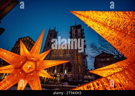 Montréal, Québec, Canada - 26 février 2023 : Basilique notre-Dame prise sur une sombre soirée d'hiver avec des lumières oranges décoratives et quelques méconnus Banque D'Images