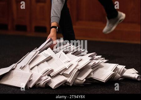 ROTTERDAM - les membres des bureaux de vote comptent les votes inscrits sur les bulletins de vote par les électeurs éligibles. Les pays-Bas se sont rendus aux urnes pour les élections à la Chambre des représentants. ANP IRIS VAN DEN BROEK netherlands Out - belgique Out Banque D'Images