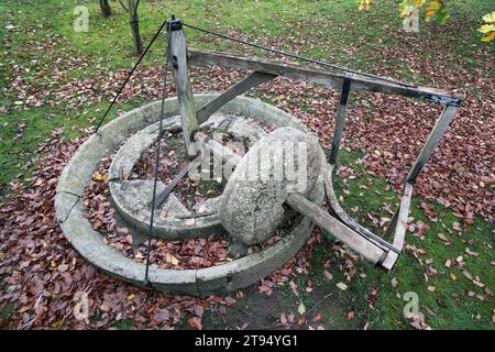 Un moulin à cidre désaffecté tiré par des chevaux, avec meule, pour broyer des pommes, Shobdon, Herefordshire. Banque D'Images