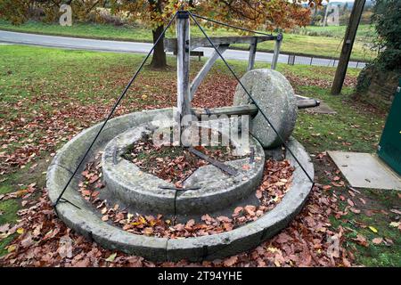 Un moulin à cidre désaffecté tiré par des chevaux, avec meule, pour broyer des pommes, Shobdon, Herefordshire. Banque D'Images