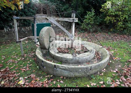 Un moulin à cidre désaffecté tiré par des chevaux, avec meule, pour broyer des pommes, Shobdon, Herefordshire. Banque D'Images