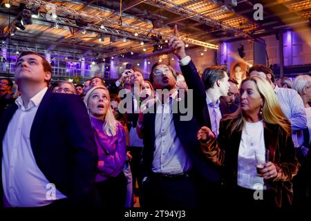 Les membres du VVD répondent au scrutin de sortie des élections à la Chambre des représentants à la Haye, pays-Bas, le 22 novembre 2023. ANP KOEN VAN WEEL netherlands Out - belgique Out Banque D'Images