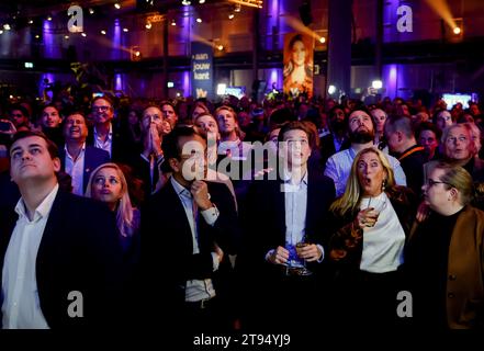 Les membres du VVD répondent au scrutin de sortie des élections à la Chambre des représentants à la Haye, pays-Bas, le 22 novembre 2023. ANP KOEN VAN WEEL netherlands Out - belgique Out Banque D'Images