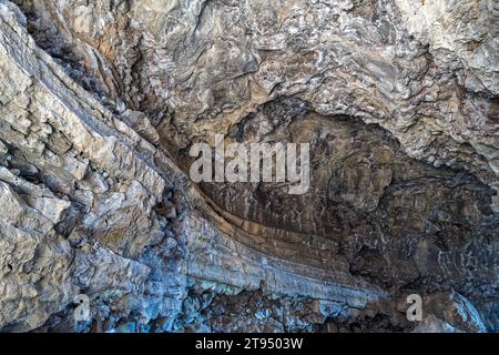 Le mur de la grotte d'Ovis au monument national de Lava Beds, Californie, États-Unis Banque D'Images