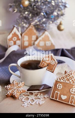 Arrangement de table d'hiver, Esthétique nourriture de Noël. Mignons biscuits au gingembre maisons et café chaud. Maison chaleureuse et confortable. Du temps pour vous. Banque D'Images