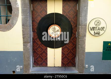 Rua de Santa Maria - une zone composée de restaurants et de portes peintes avec des peintures murales colorées, vieille ville, Funchal, île de Madère, Portugal. Banque D'Images