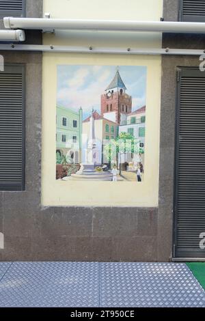 Rua de Santa Maria - une zone composée de restaurants et de portes peintes avec des peintures murales colorées, vieille ville, Funchal, île de Madère, Portugal. Banque D'Images