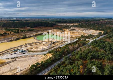 Wareham, Dorset, Royaume-Uni. 22 novembre 2023. Vue aérienne de la carrière Heidelberg Materials Aggregates à Hyde près de Wareham dans le Dorset. La carrière produit et distribue des granulats qui comprennent de la roche concassée, du sable et du gravier pour l'industrie de la construction. Crédit photo : Graham Hunt/Alamy Live News Banque D'Images