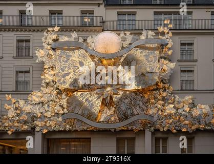 Paris, France - 12 21 2023 : vue de la façade du bâtiment Dior Paris avec décoration de noël par temps de pluie Banque D'Images