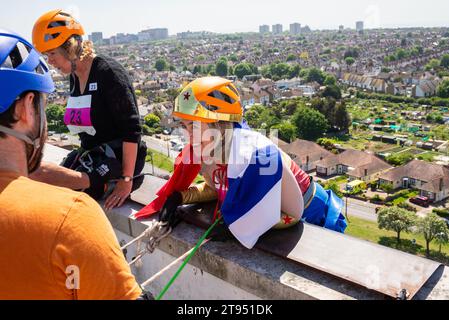 Anna Firth, députée conservatrice de la circonscription de Southend West, sur le point de descendre en rappel la tour de l'hôpital Southend pour cause de charité Banque D'Images