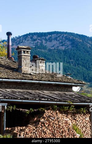 Maison traditionnelle avec tuiles de toit en pierre, un style d'architecture locale typique de la région montagneuse de l'Épire, Grèce, ici vu dans la ville de Metsovo Banque D'Images