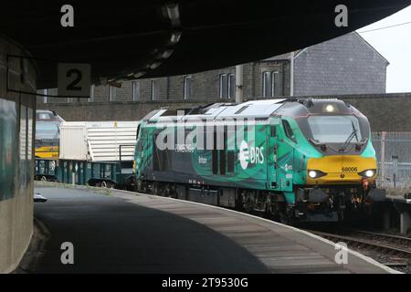 Train nucléaire Flask à la gare de Carnforth le 22 novembre 2023. DRS Green Livery 68006 Pride of the North fonctionne sur de l'huile végétale hydrotraitée, un biocarburant. Banque D'Images