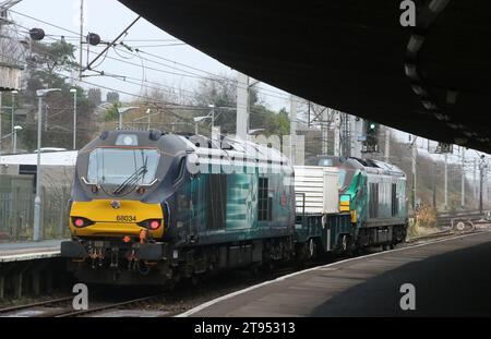 Train nucléaire Flask à la gare de Carnforth le 22 novembre 2023 en tête et queue par Direct Rail Services 68006, Pride of the North, et 68034, Rial Riders. Banque D'Images