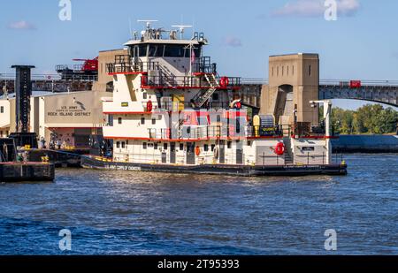 Hannibal, Mo - 20 octobre 2023 : Quincy remorqueur au siège du district de Rock Island travaille à la rénovation de l'écluse et du barrage no. 12 sur Upper Mississippi Banque D'Images